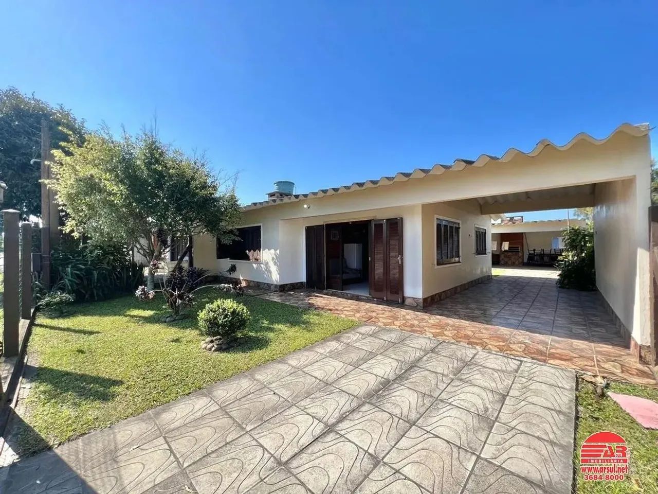 Linda casa a 500 metros do mar do lado do centrinho
