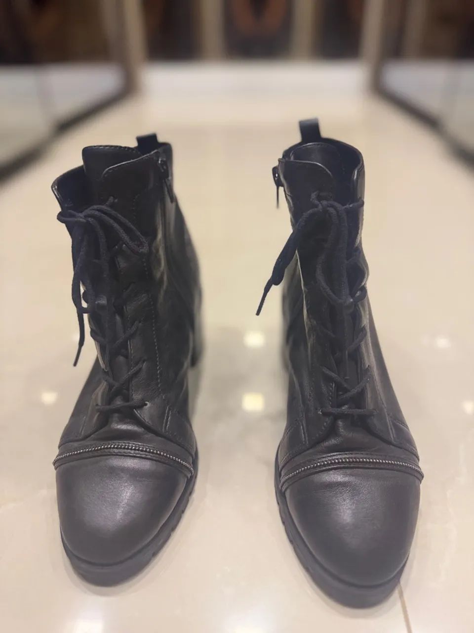 Botas de couro pretas com zíper e cadarço - Foto 5