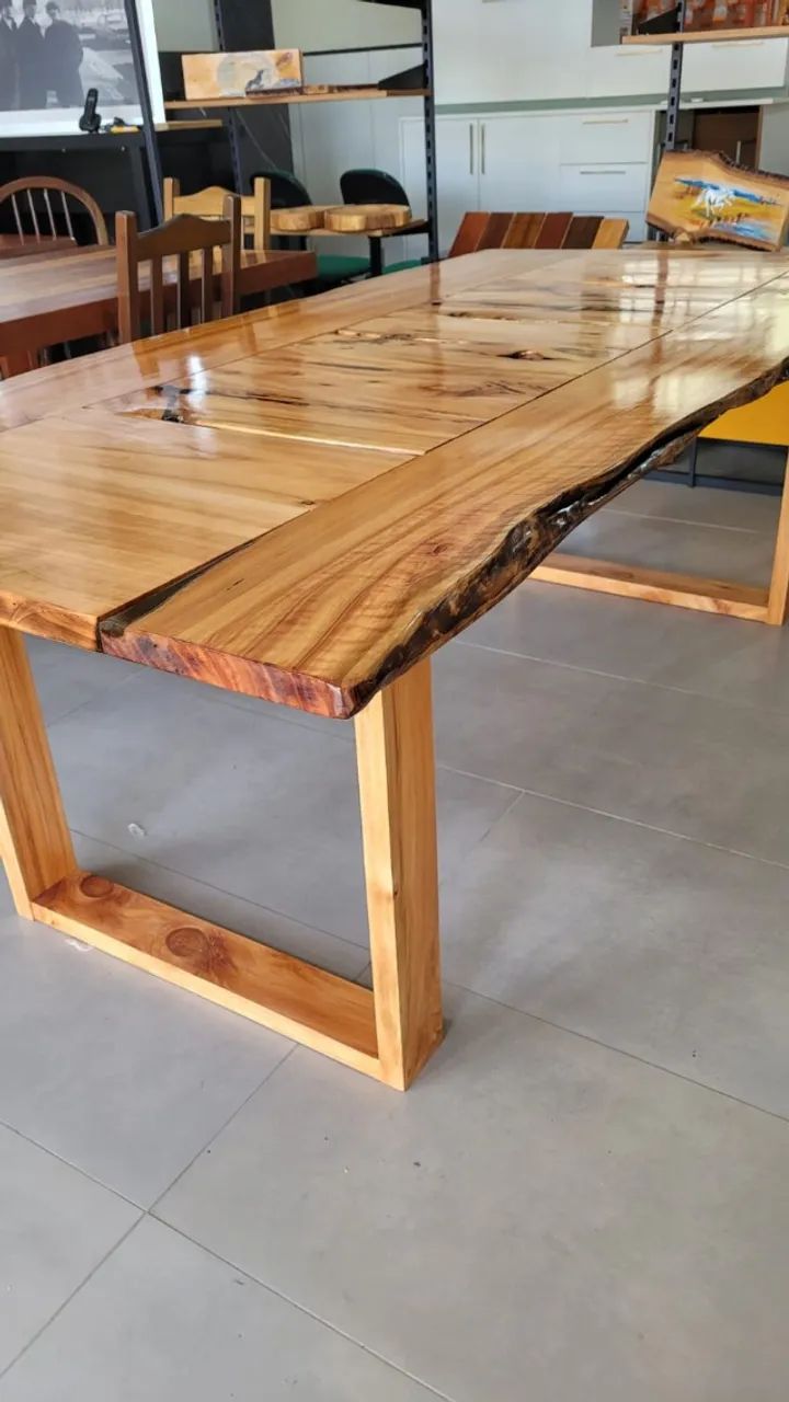 Mesa De Jantar Rustica -Madeira Cipreste -Borda Orgânica -Resina Natural -Verniz Natural - - Foto 3
