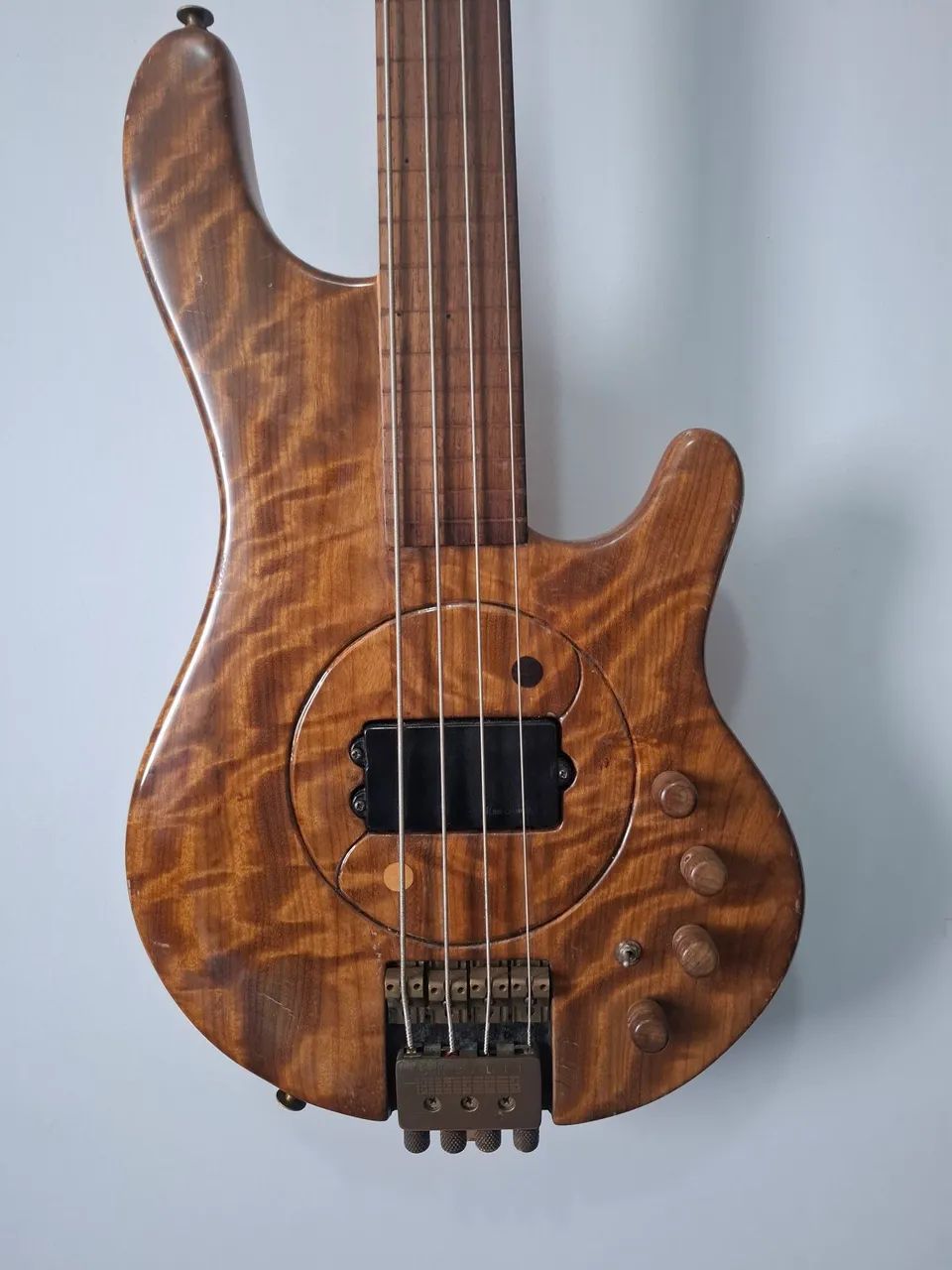 Baixo Cheruti Headless Fretless