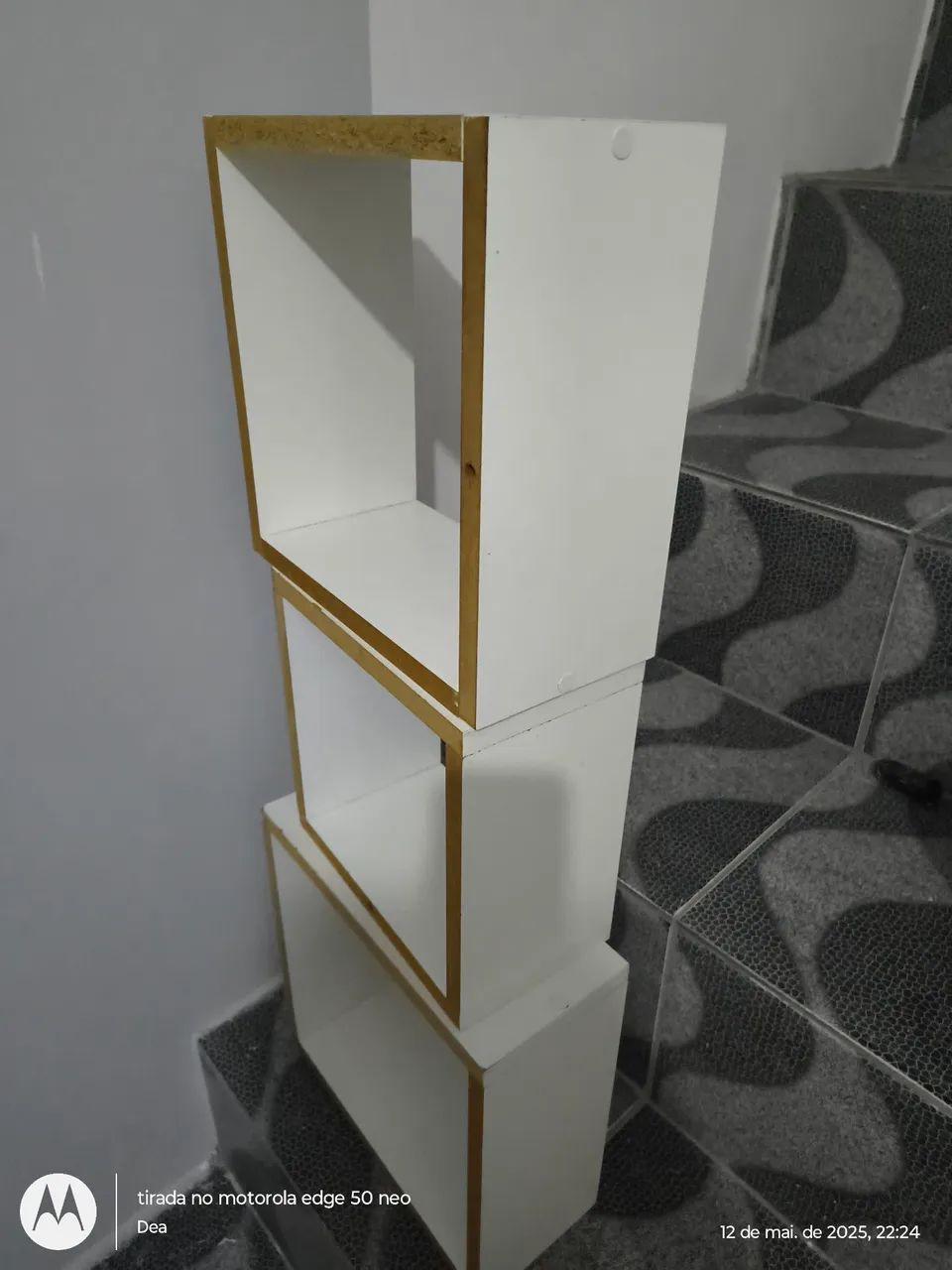 Estante de canto com nichos