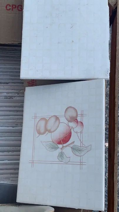 Revestimento Cerâmico - Azulejo Claro - Desenho de Frutas -  modelo antigo - POA/RS - Foto 2