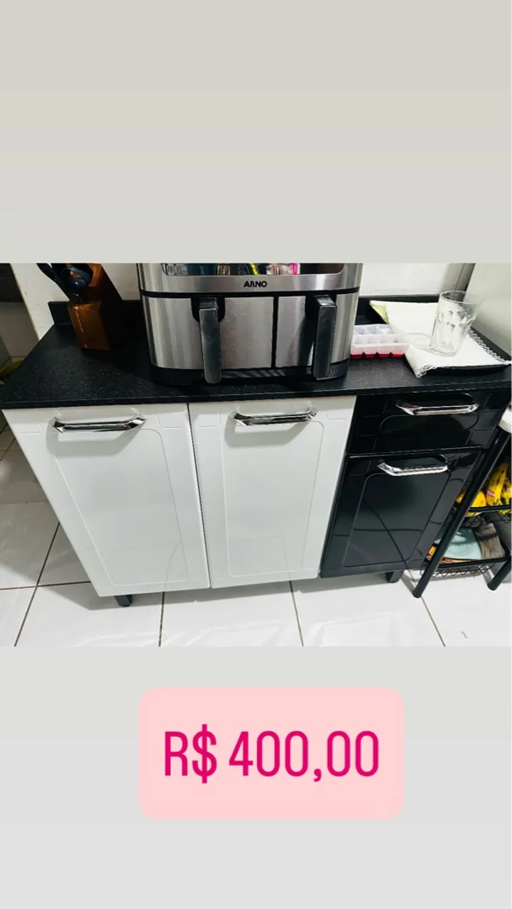 Armário de cozinha com bancada compacta