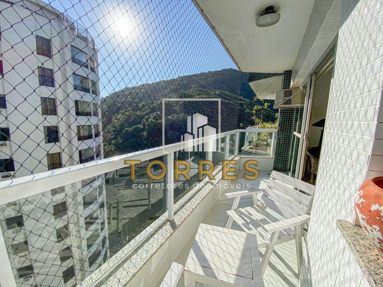 Apartamento para locação anual com 3 quartos perto da Praia das Pitangueiras no Guarujá -