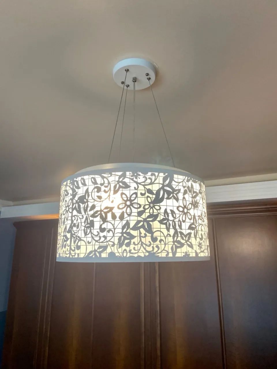Lustre de teto branco com detalhes em renda - Foto 2