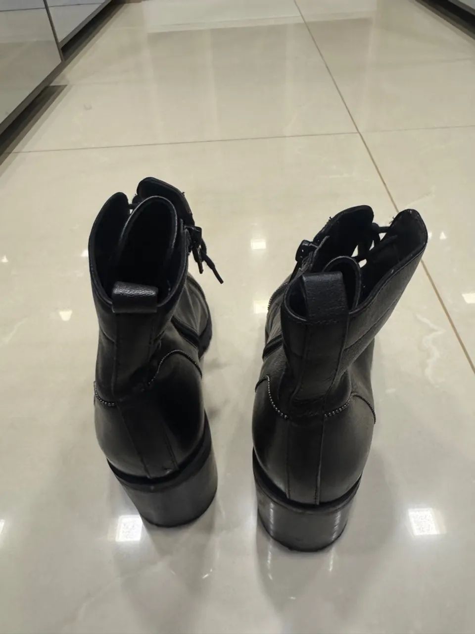 Botas de couro pretas com zíper e cadarço - Foto 4