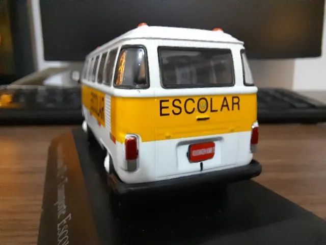 Miniatura Kombi escolar 1:43 com acrílico - Foto 4