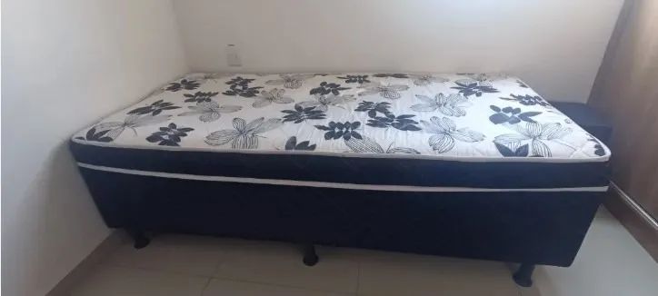 Cama box solteiro - Base preta com colchão embutido