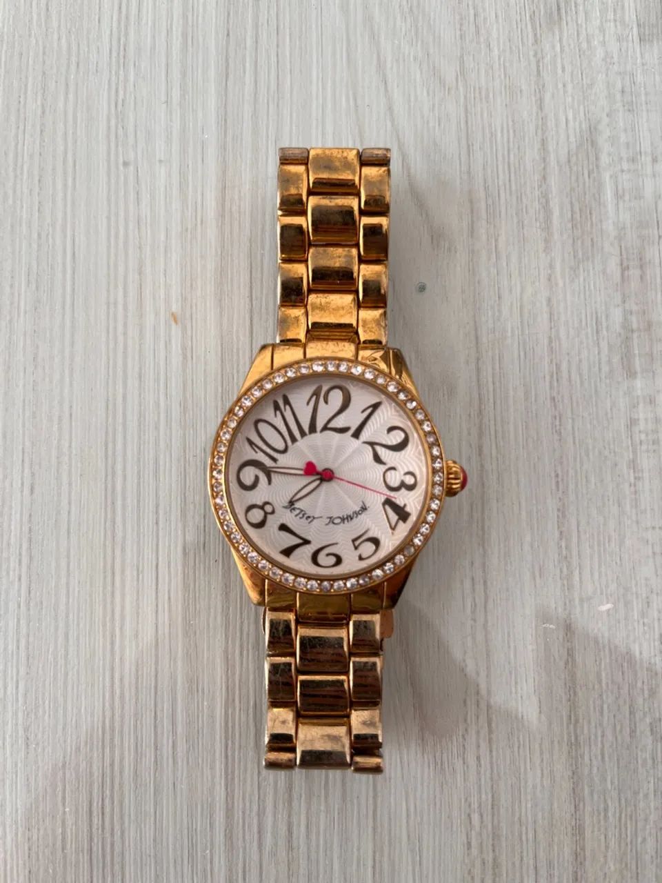 Relógio feminino dourado Betsey Johnson