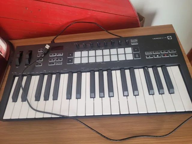 Teclado Controlador Launchkey 37 MK3 Novation MIDI 