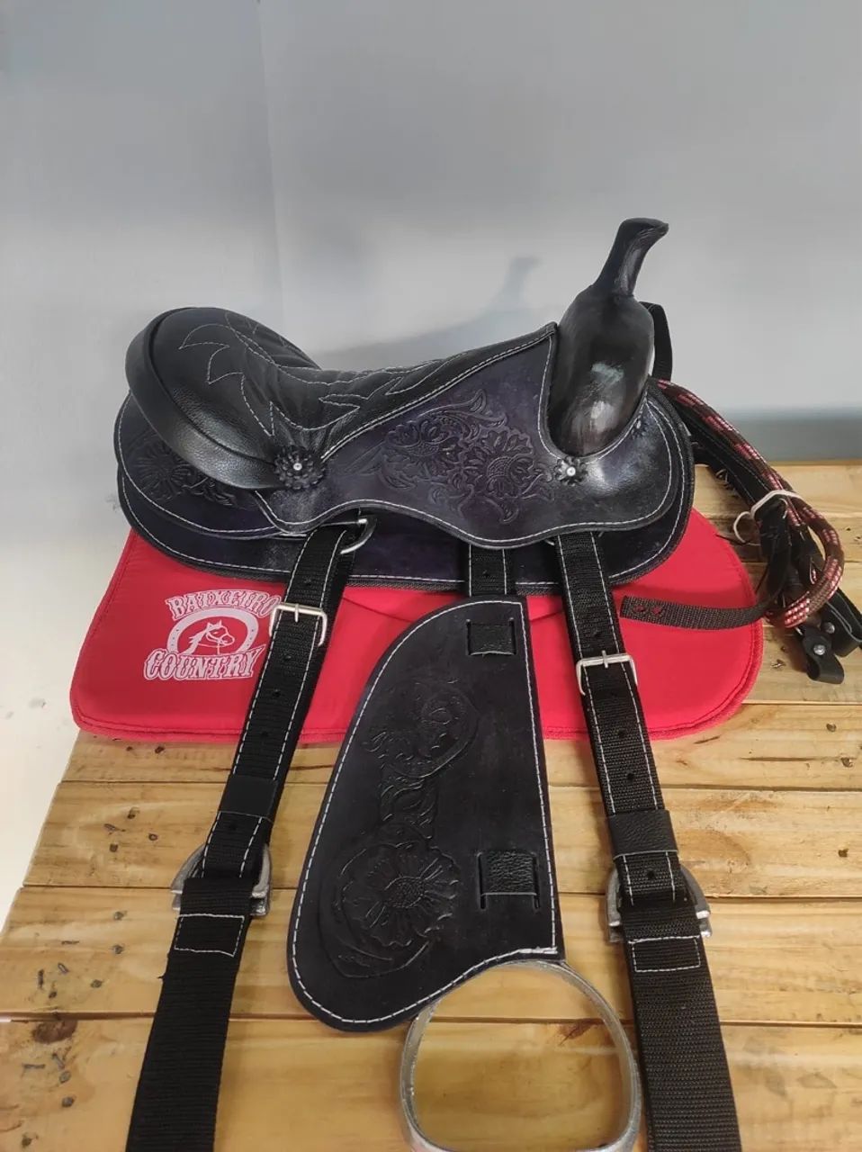Sela de Cavalo em Couro com Detalhes Florais