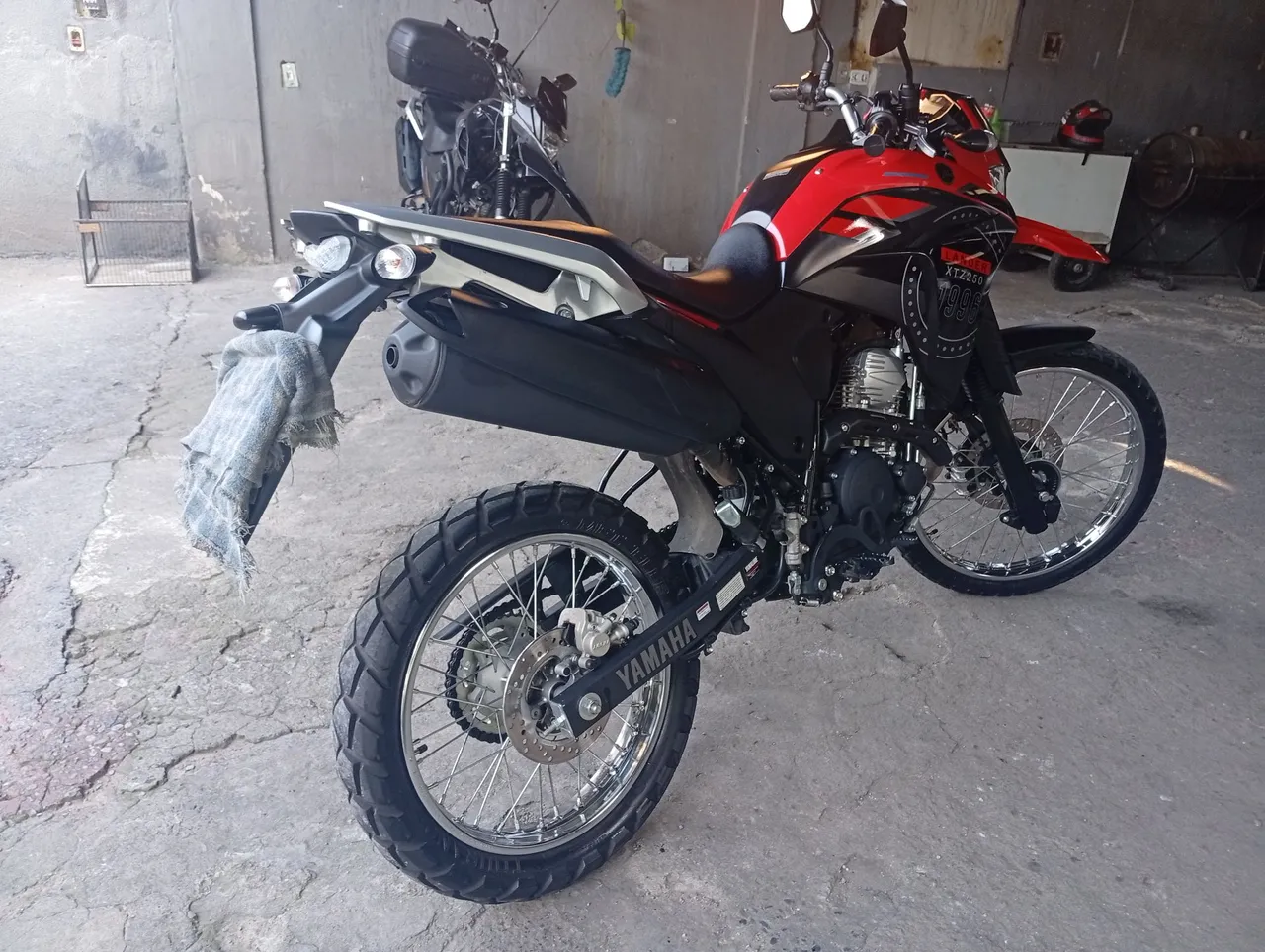 Vende-se XTZ 250 único dono 16.000 km só pegar e ainda.