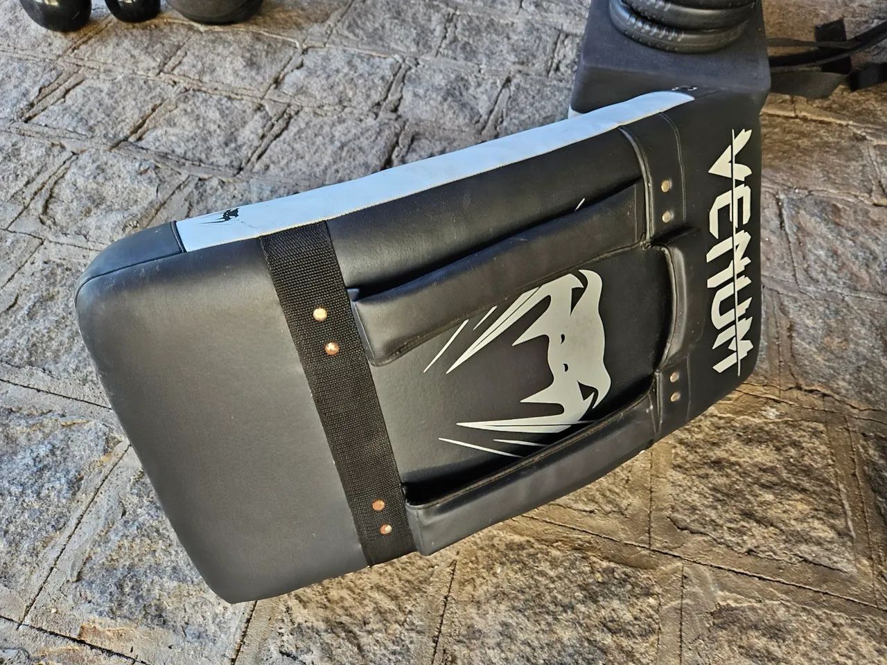 Escudo venum treino ufc mma muay thai - unidade - preto - Foto 2