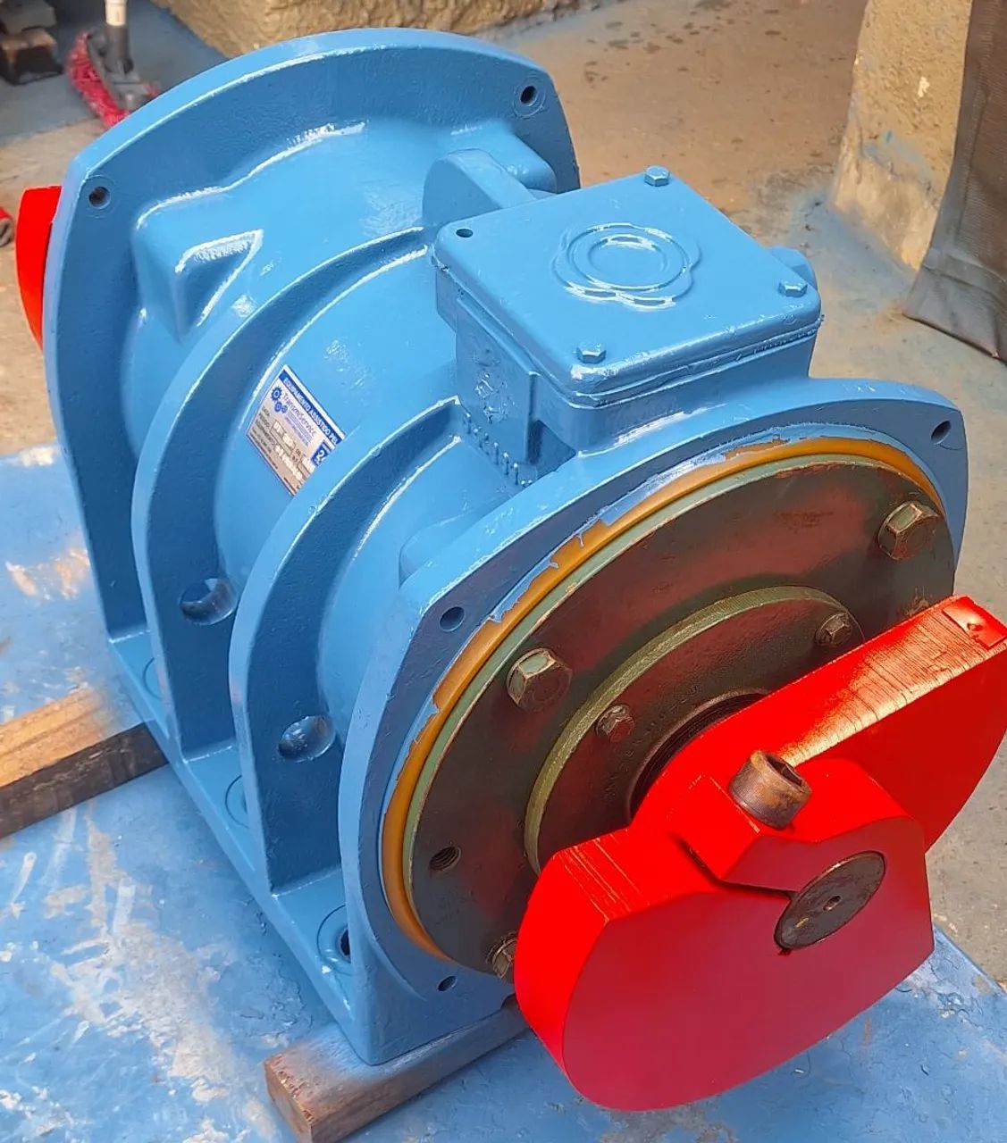 Motovibrador trifásico 5 cv rpm 1752. Baixa rotação