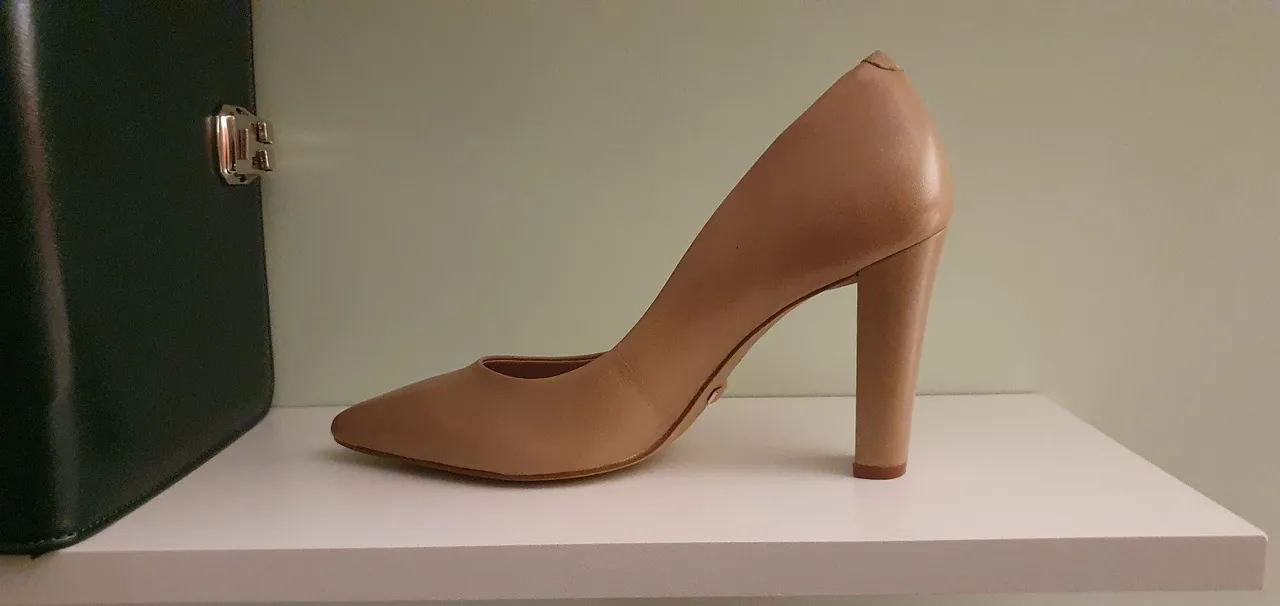 Scarpin bege elegante, salto grosso.