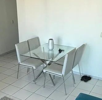 Conjunto mesa e cadeiras 