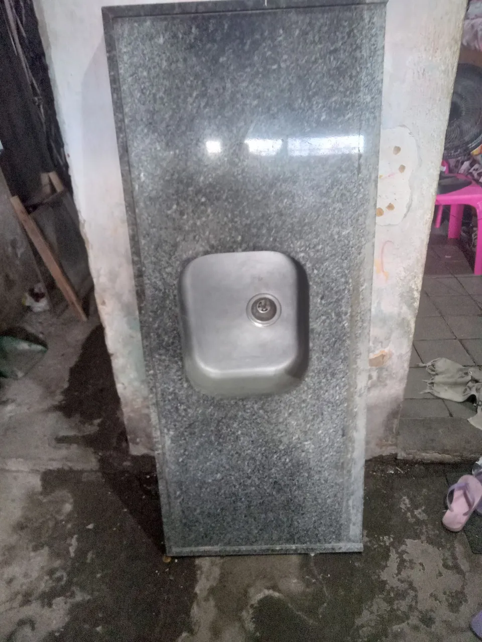 Pia de granito com cuba em aço inox