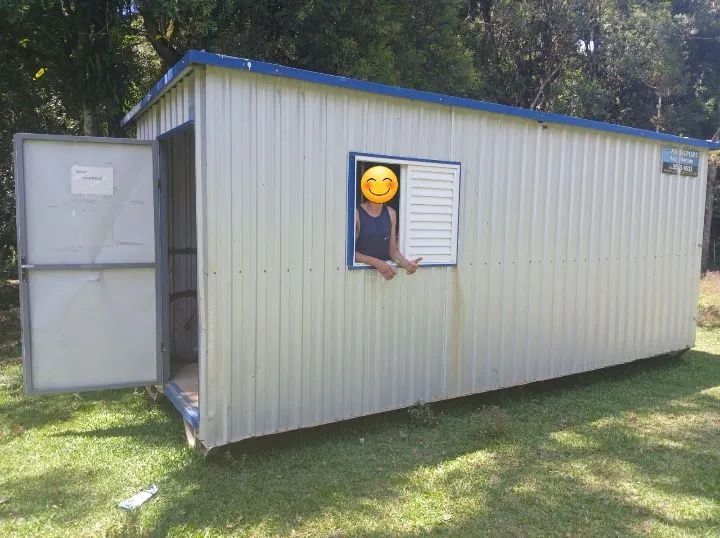 Container 6x2,20 com 2,50 de altura, com 02 janelas e 01 banheiro completo