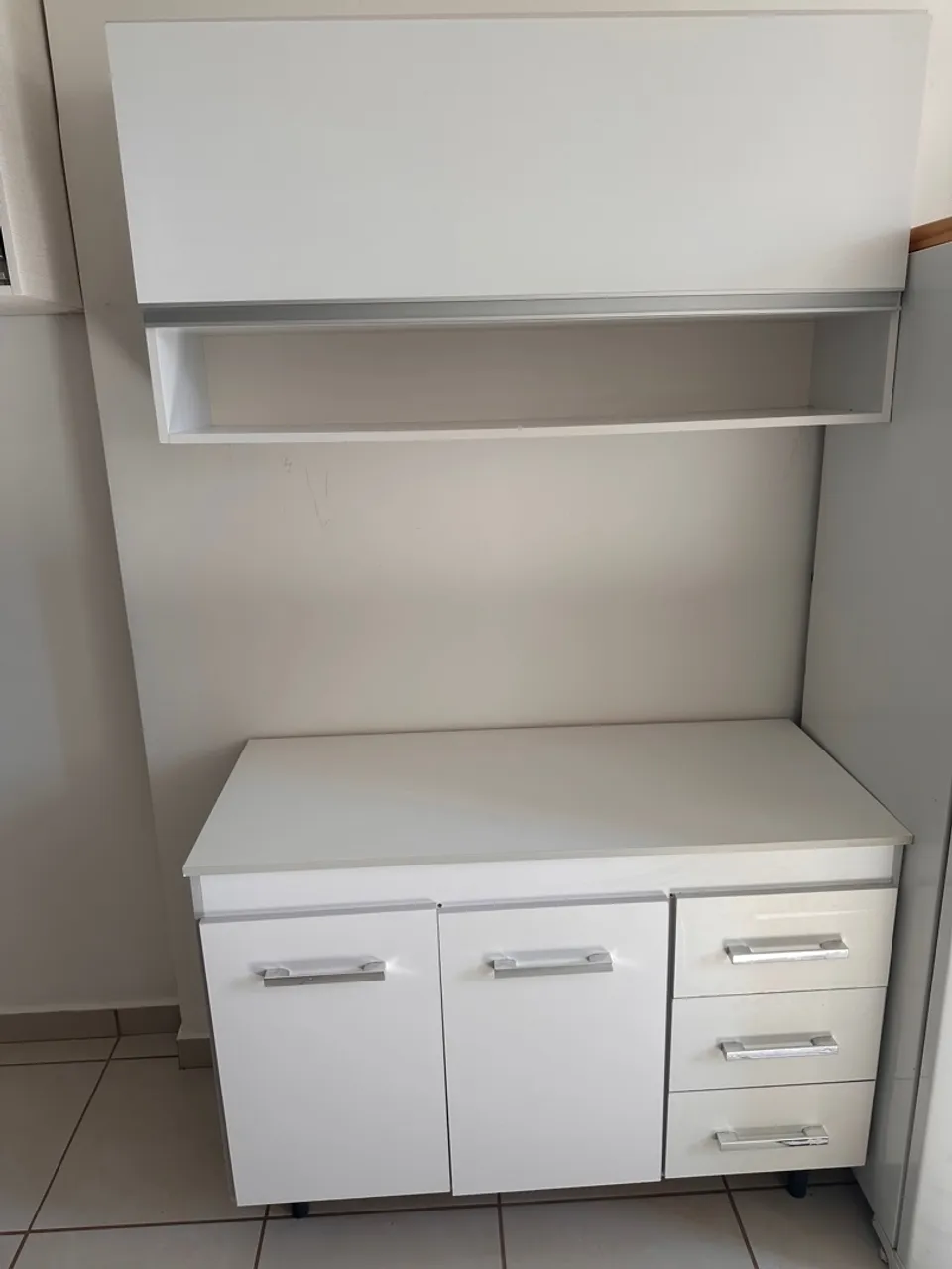 Armário de cozinha branco com armário aéreo
