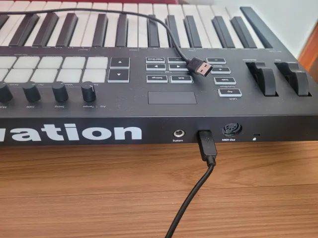 Teclado Controlador Launchkey 37 MK3 Novation MIDI  - Foto 3