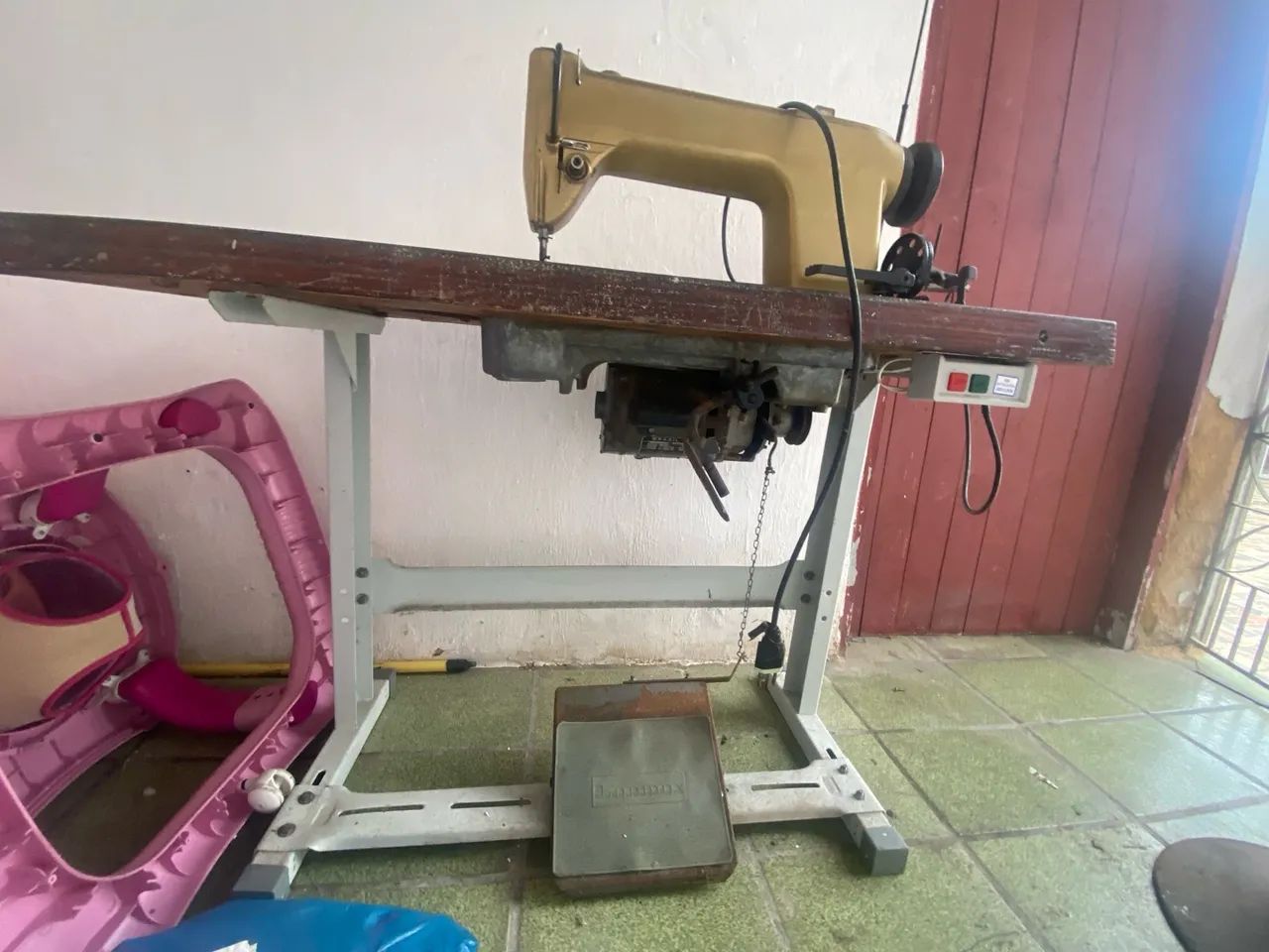 Máquina costura reta industrial.