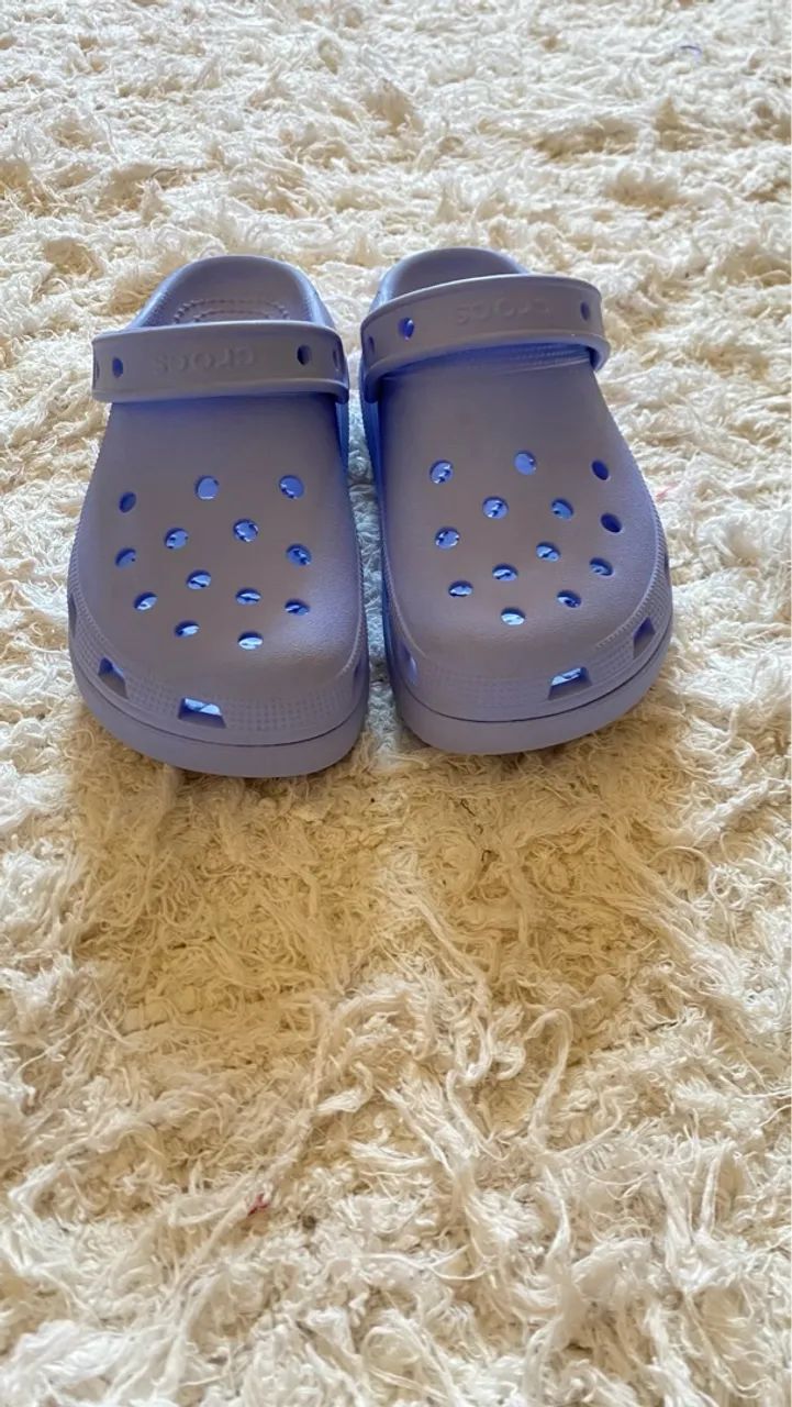 Sandália Crocs Classic Cutie Clog Juvenil - J 3  - Foto 2