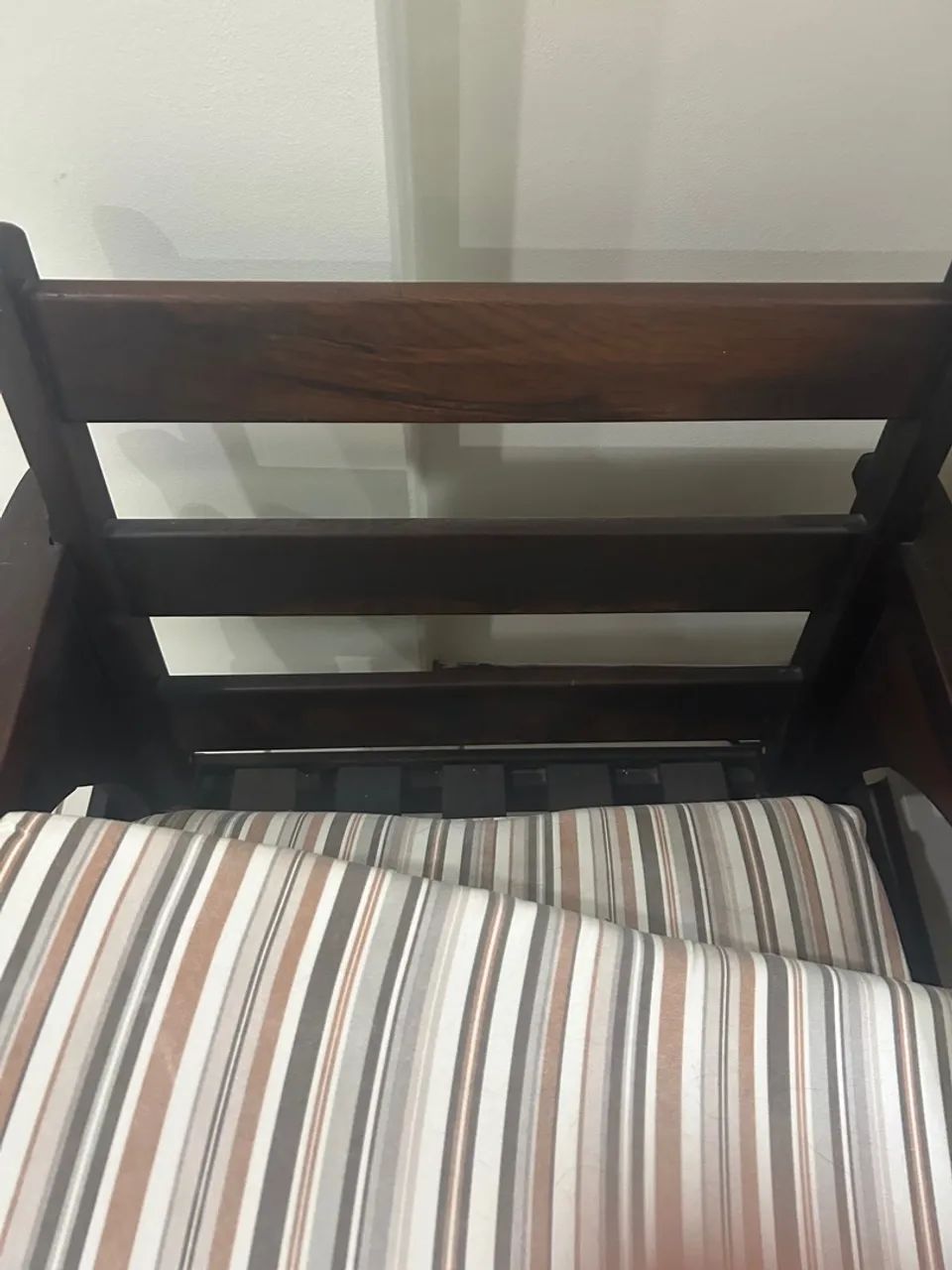 2 (duas) Poltronas Clássicas em Madeira Maciça - Foto 3