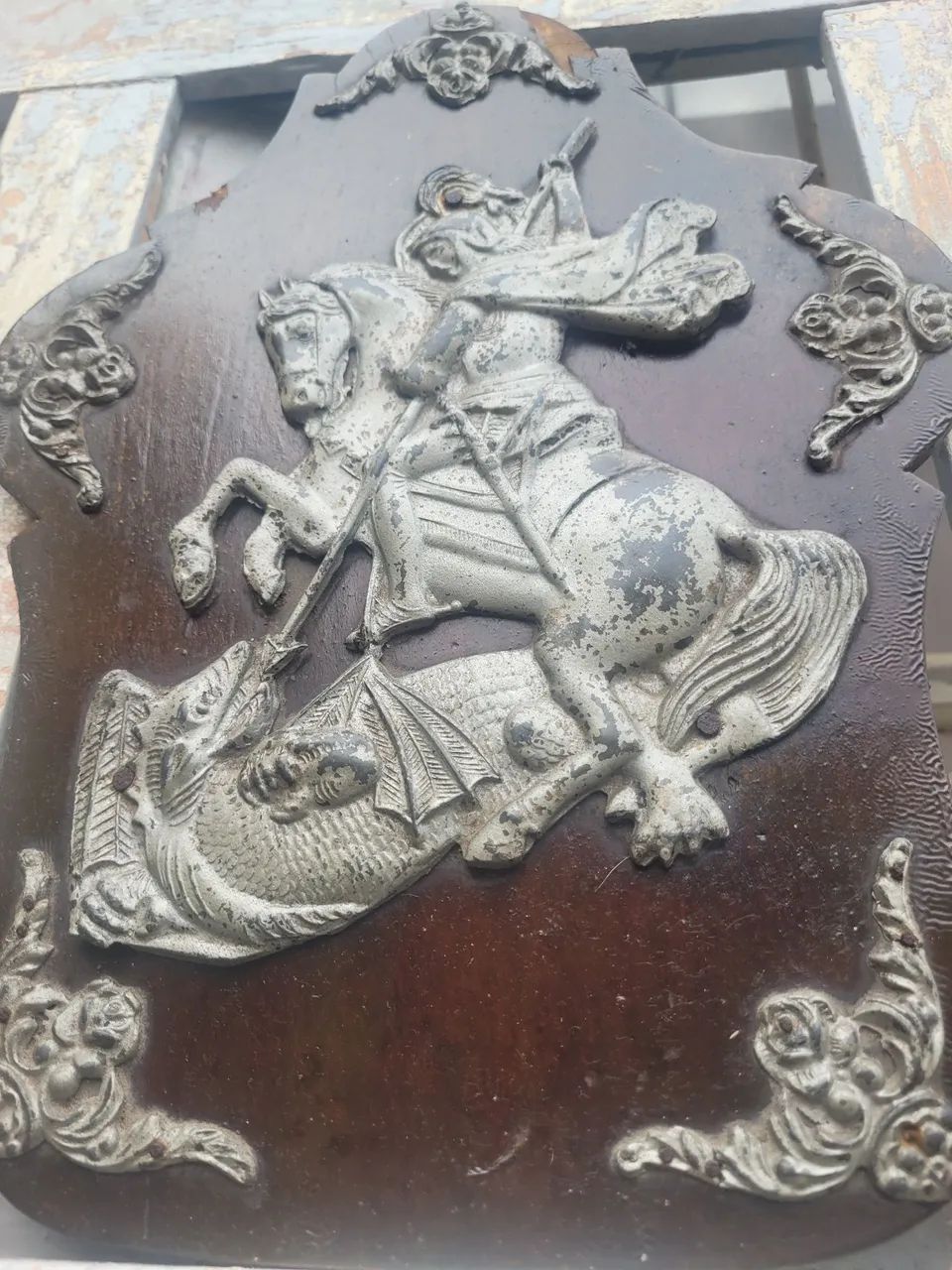 Antigo Painel em Madeira com Escultura de São Jorge - Foto 3