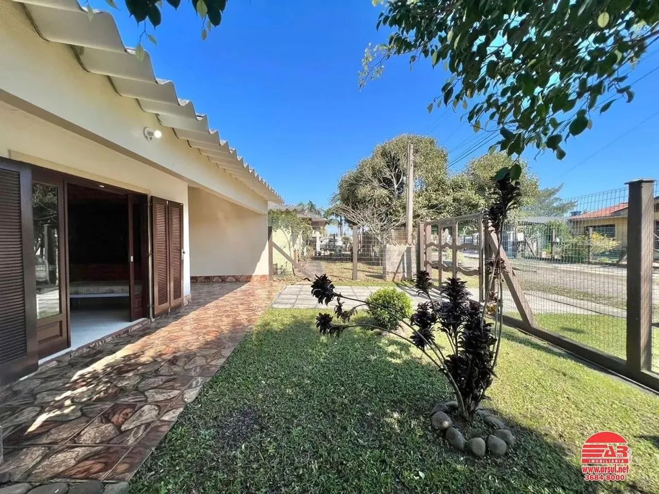 Linda casa a 500 metros do mar do lado do centrinho - Foto 5