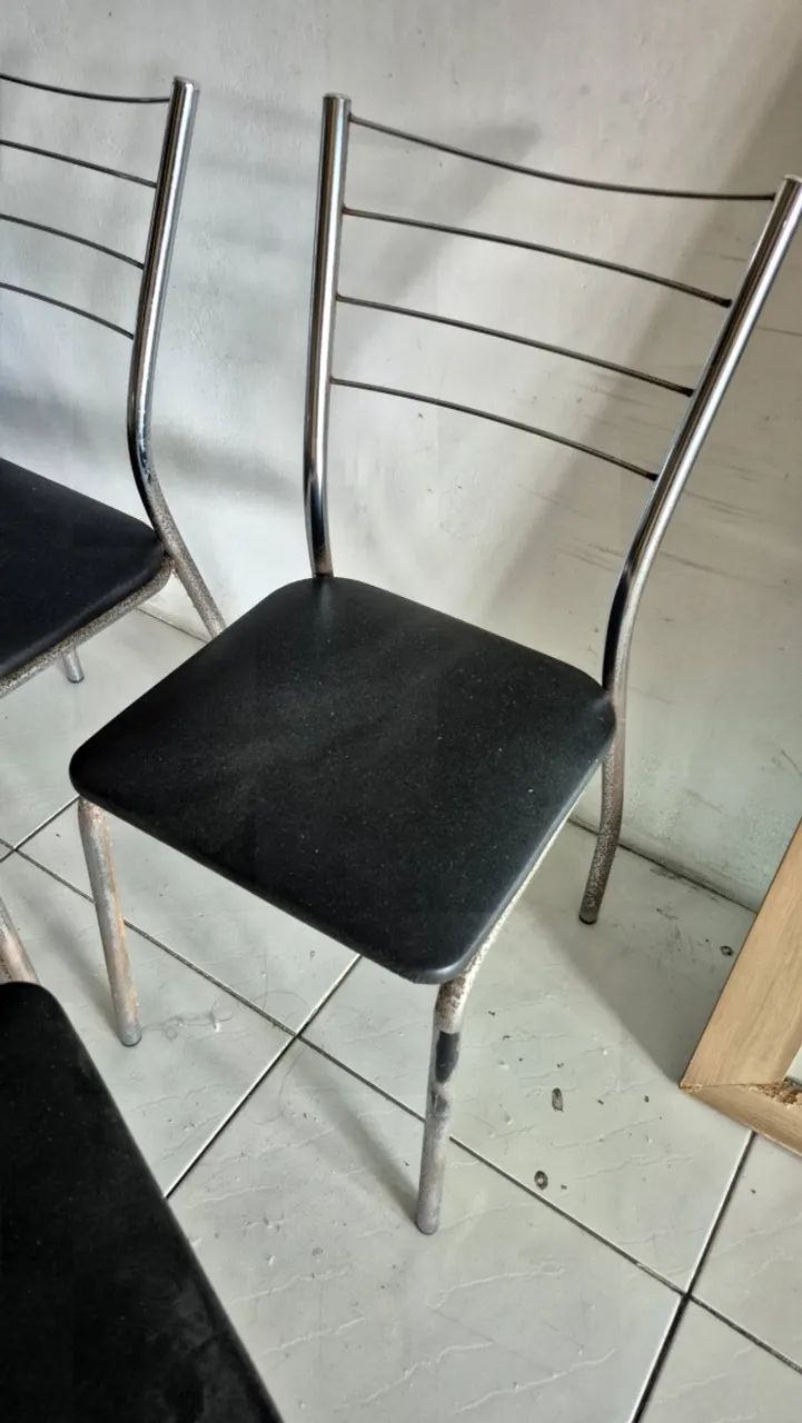 4 Cadeiras para mesa de jantar. 