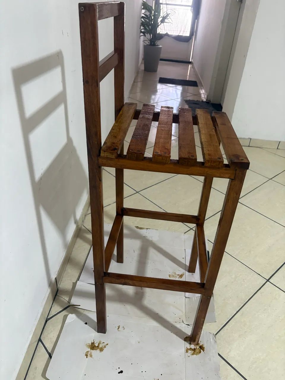 Banqueta de madeira com encosto  - Foto 4