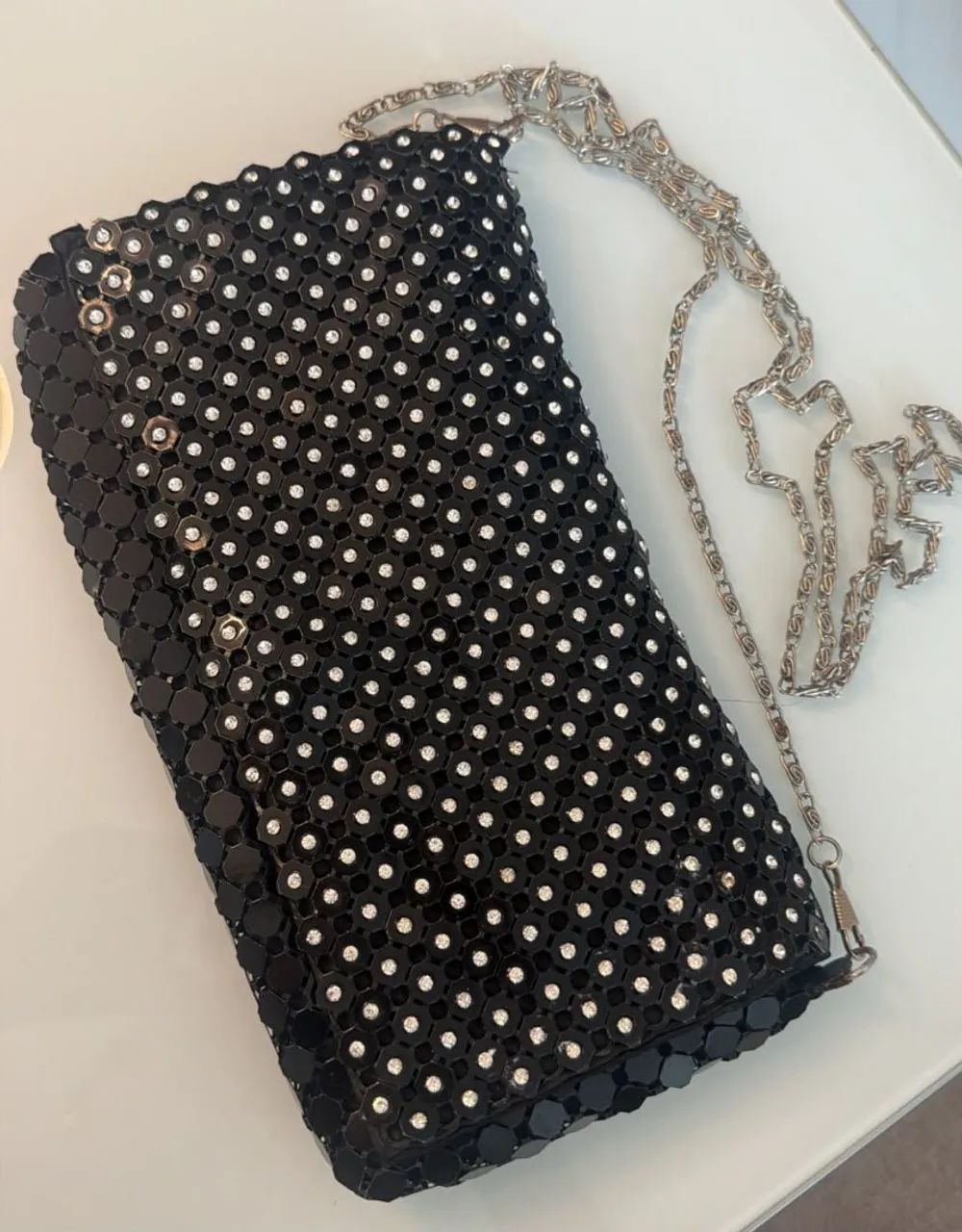 Bolsa Cluntch Preta Com Alça e Detalhes Em Strass.