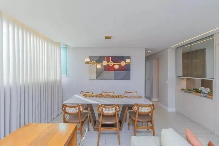 Mesa de jantar tampo em vidro laqueado