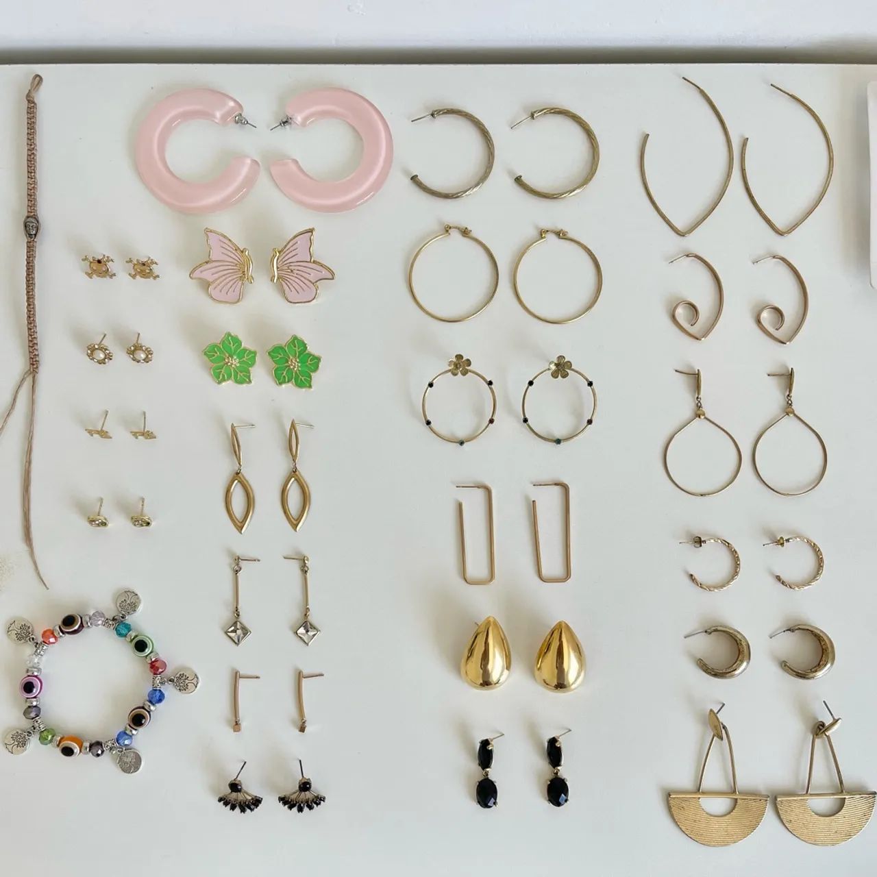 Lote com 50 acessórios femininos: brincos, colares e pulseiras - Foto 4