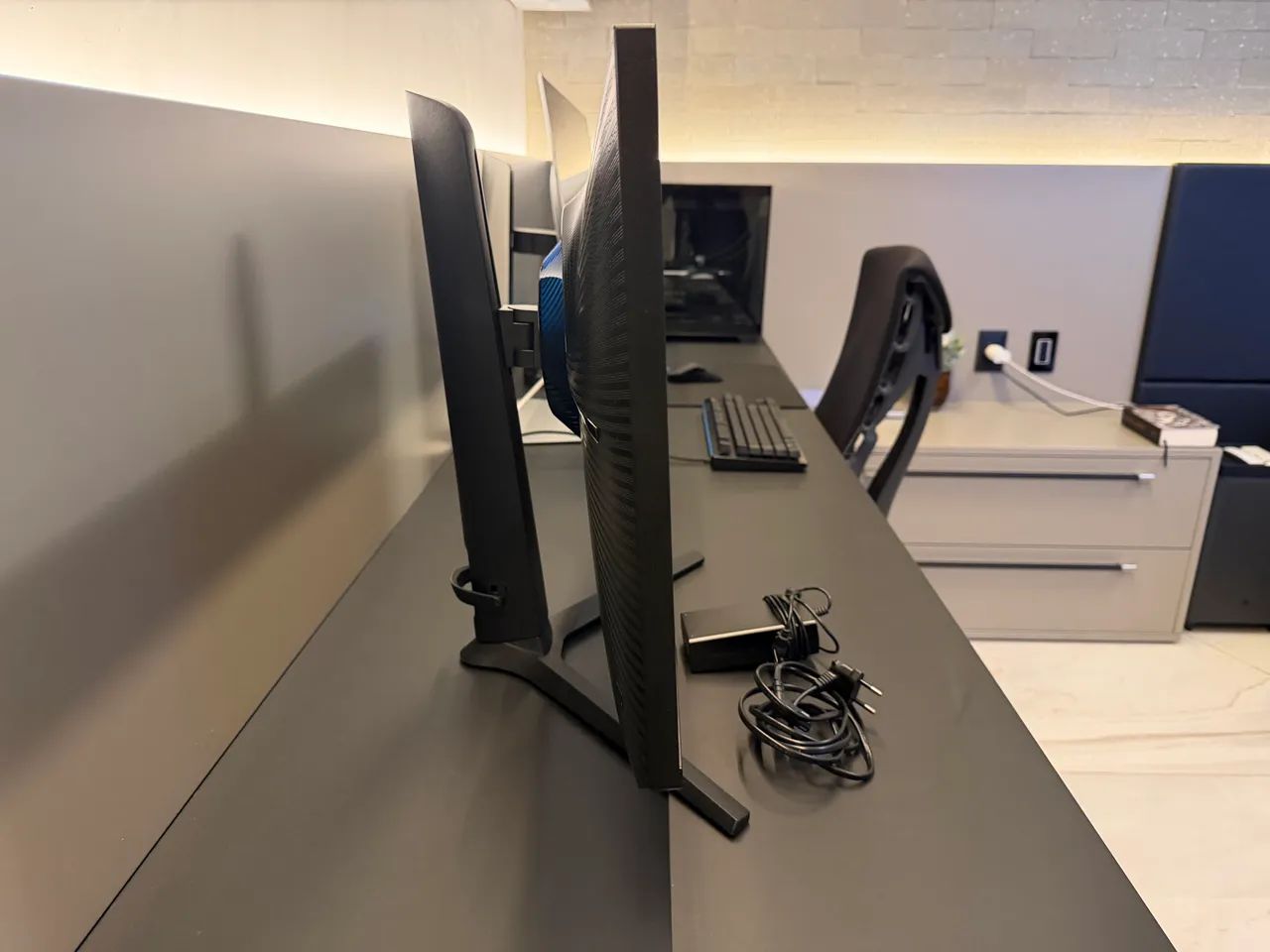 Monitor Gamer Samsung Odyssey G40 27", 240 Hz, 1ms - Foto 2