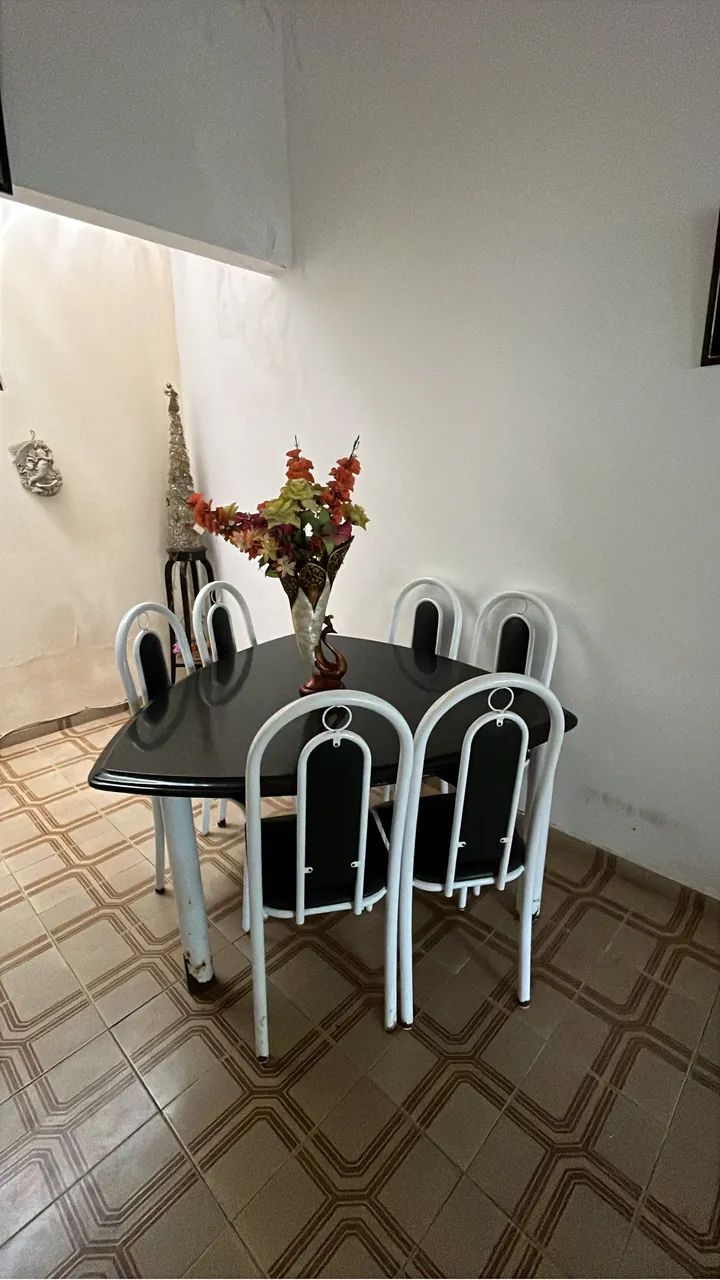 Vendo mesa com 6 cadeiras.