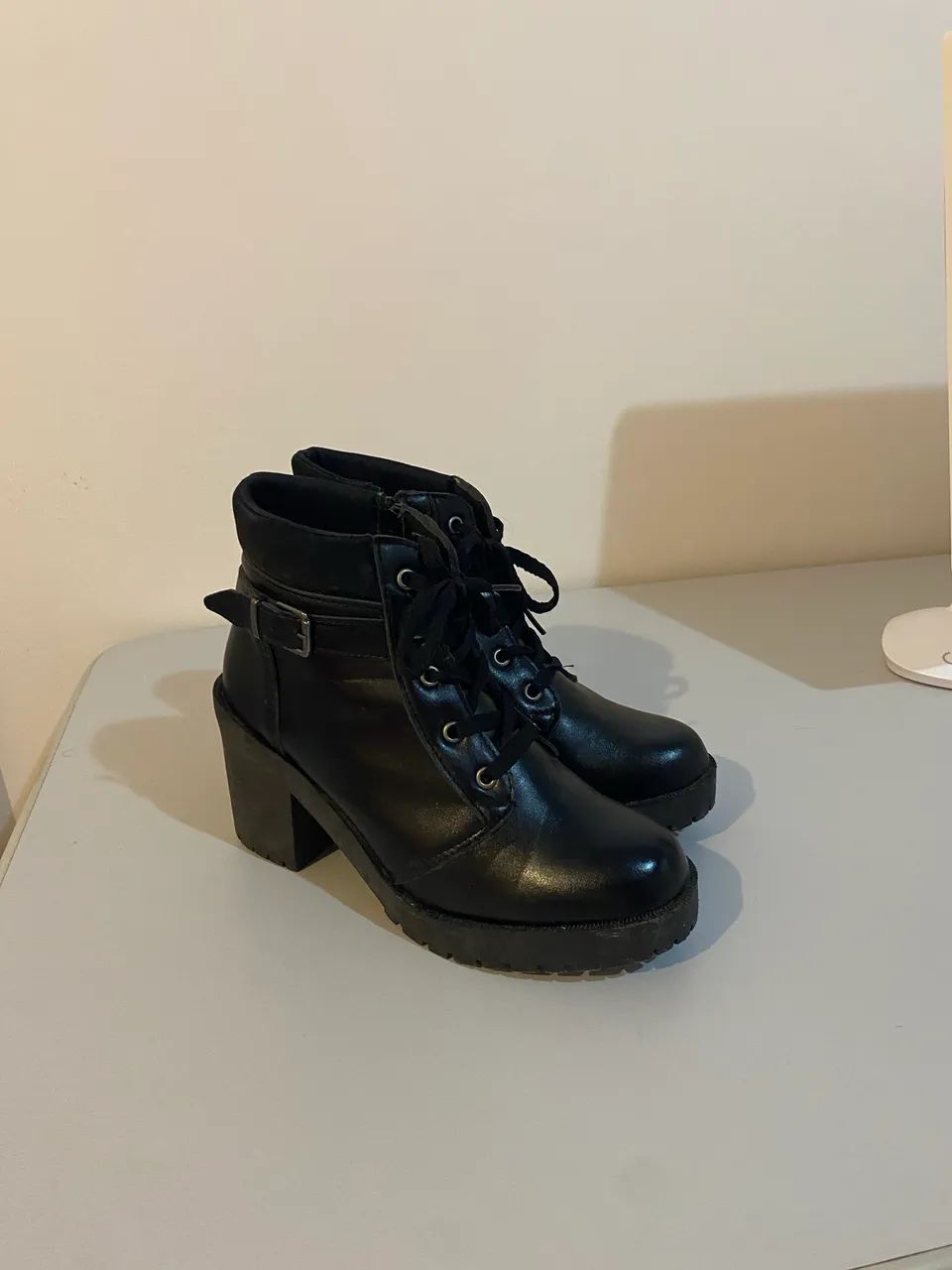 Bota de cano curto com salto alto preta - Foto 2
