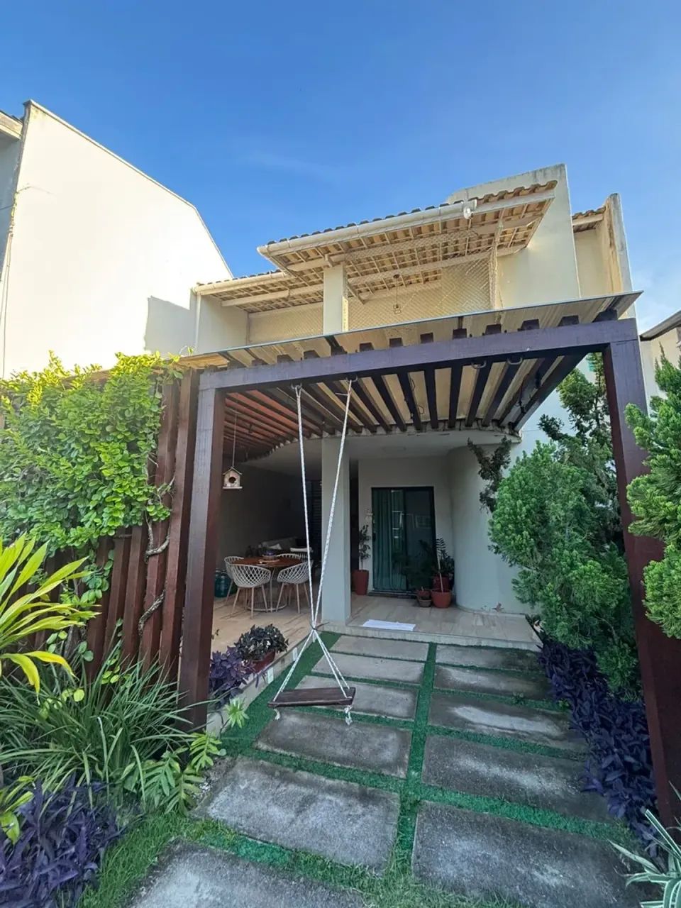 Vendo Casa Duplex com 4 suítes - Cond. Jardins de Alice e Pereira