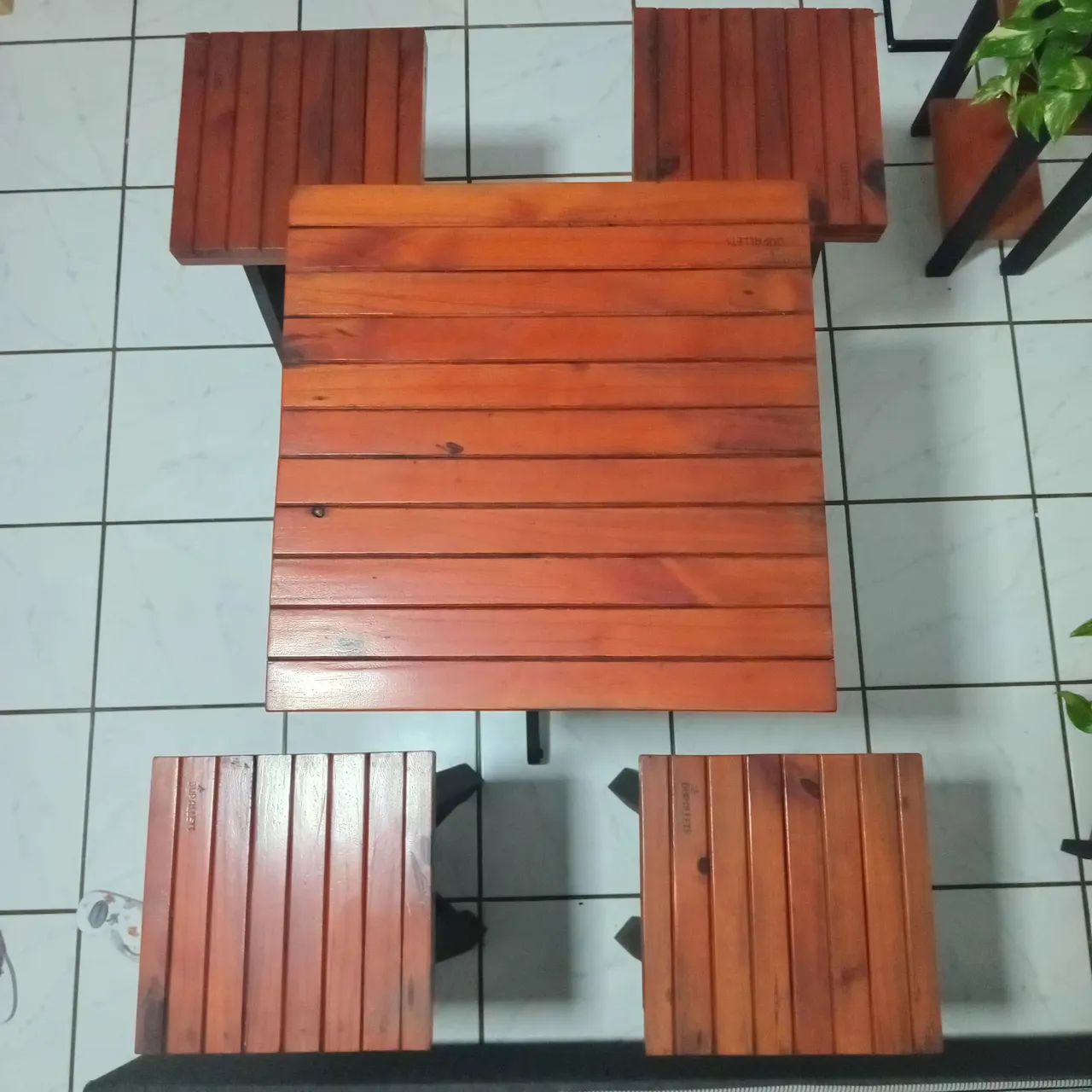 Mesa com 04 lugares jardim e varanda - Foto 2