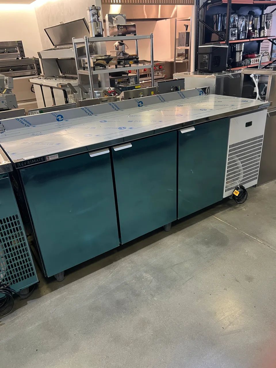 Balcão/bancada de serviço refrigerada 2m total inox - pronta entrega 