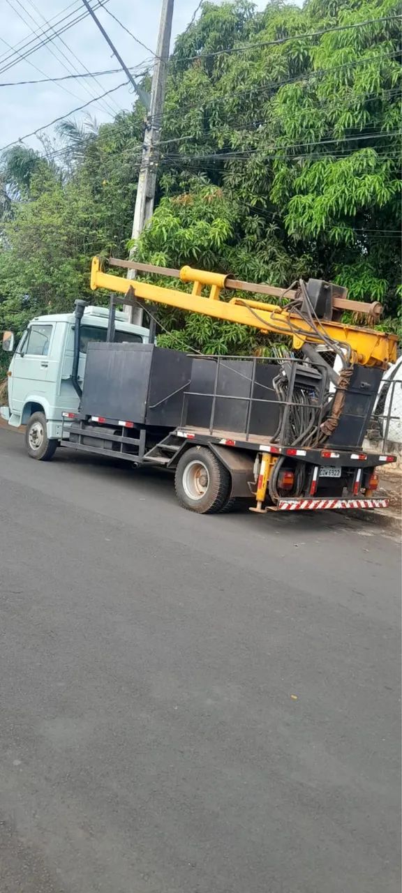 VENDE-SE CAMINHÃO PERFURATRIZ 