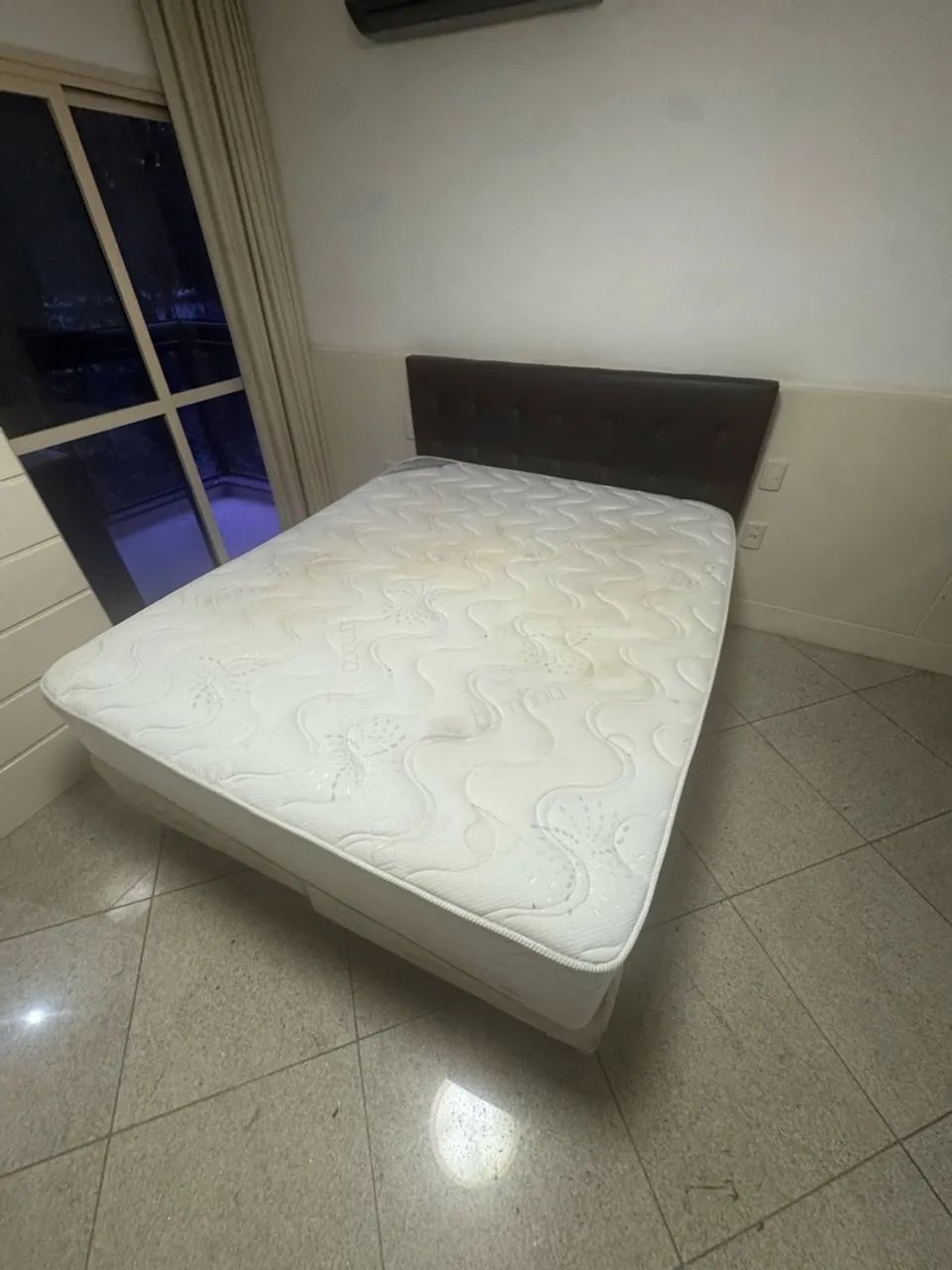 Cama queen size com colchão 