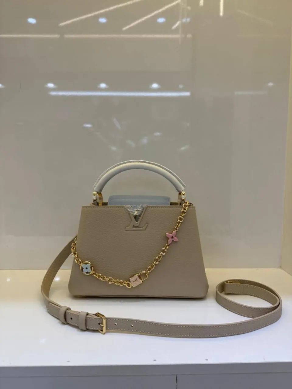 Bolsa Capucines BB Louis Vuitton  - Foto 4