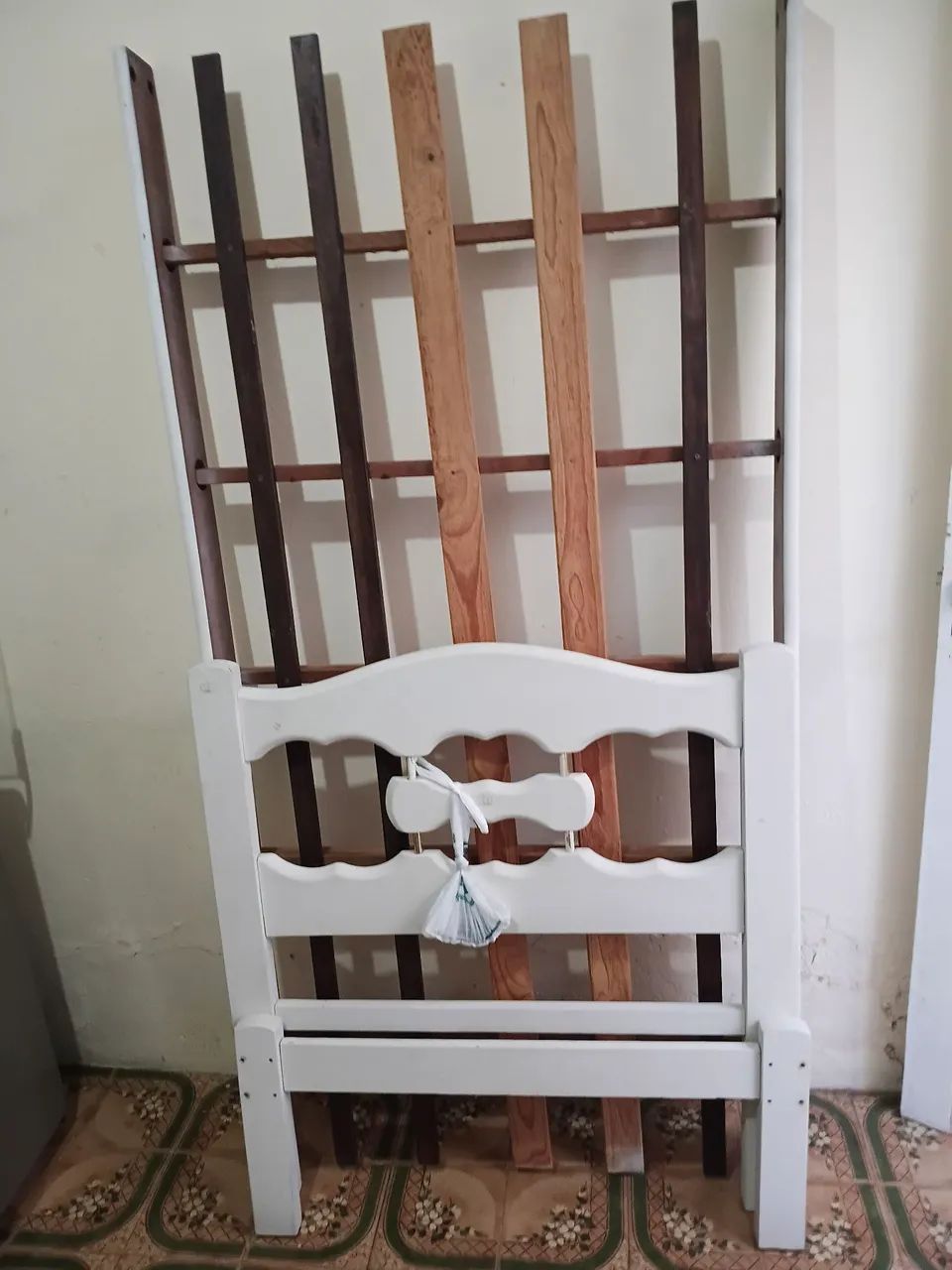 Vendo cama de solteiro 