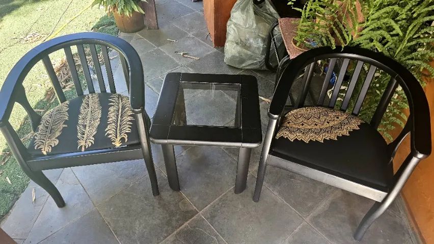 2 cadeiras de madeira com mesinha de centro