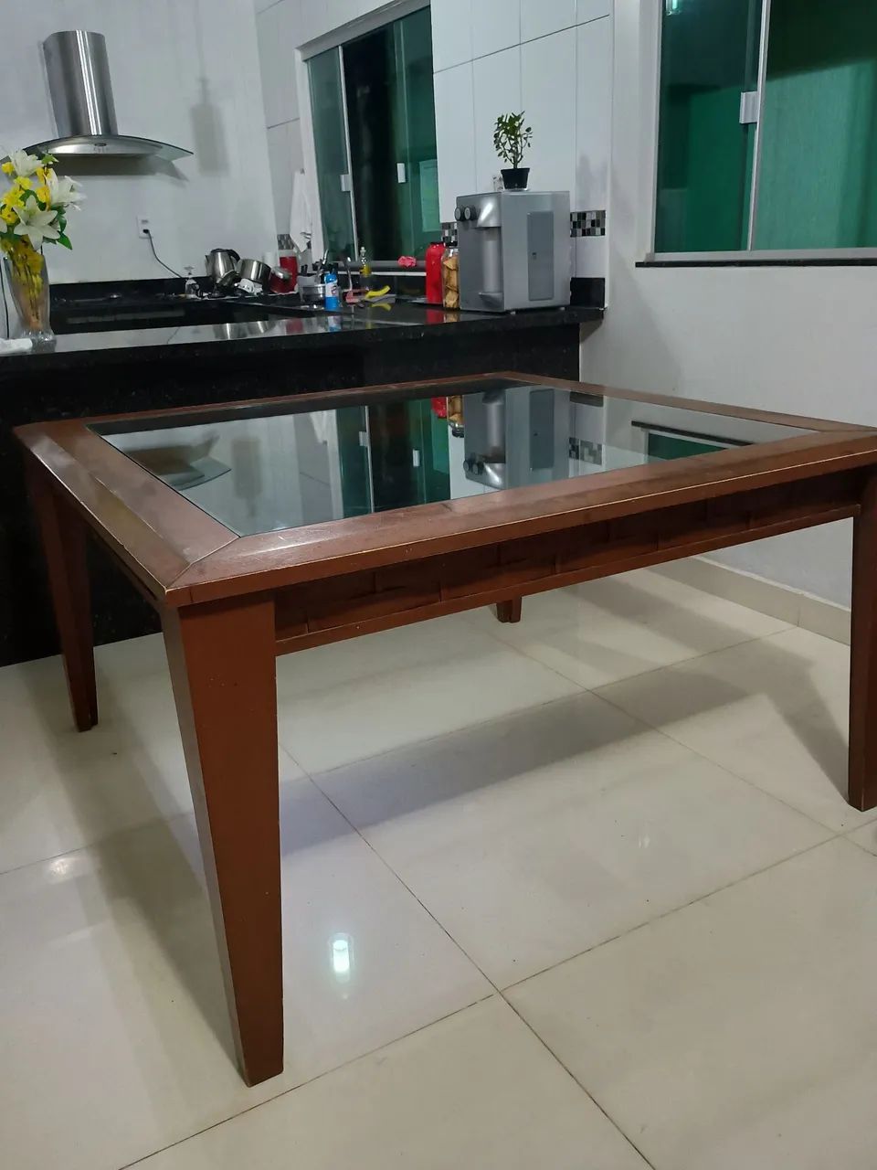 Mesa de madeira maciça com vidro 