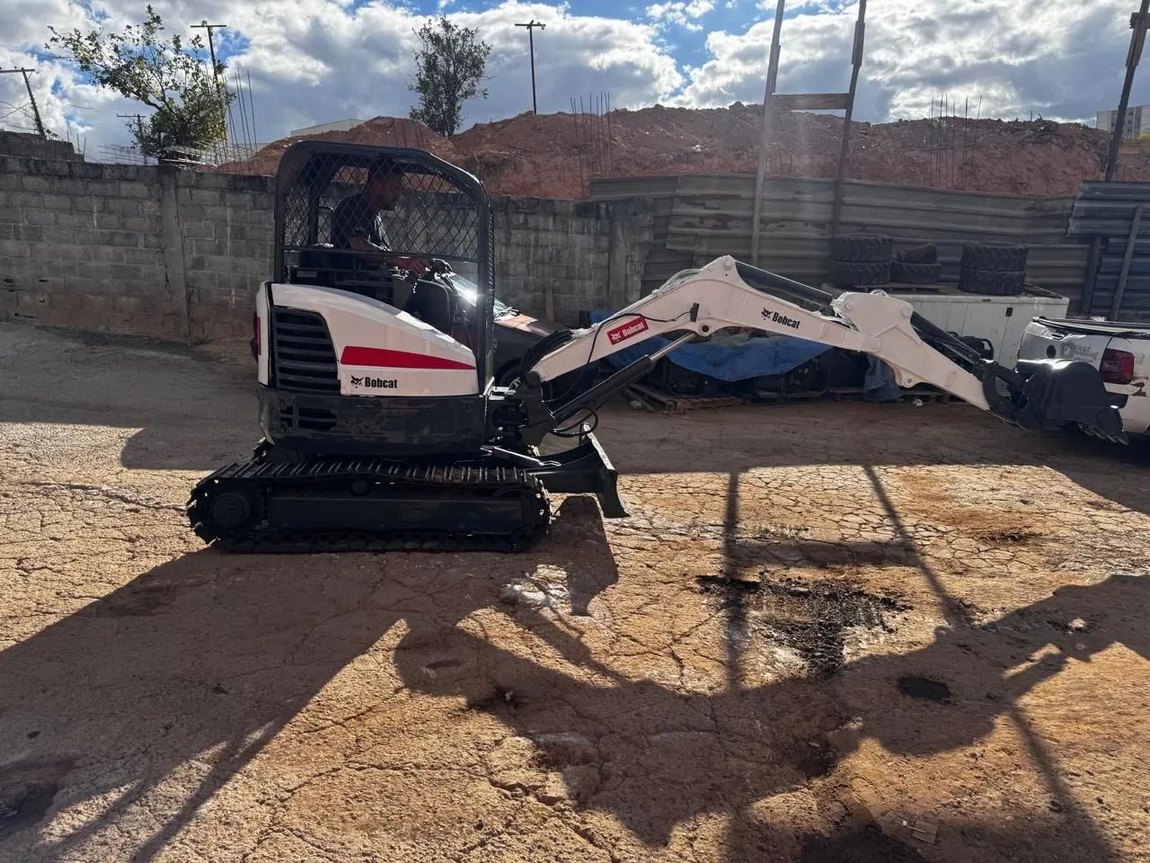 MINI ESCAVADEIRA E26 REVISADA MARCA BOB CAT - Foto 4