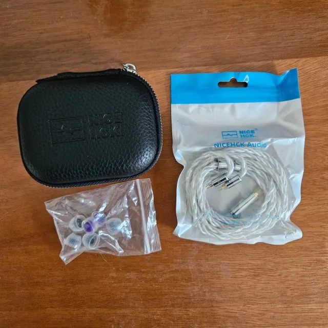 Case + Eartips + Cabo