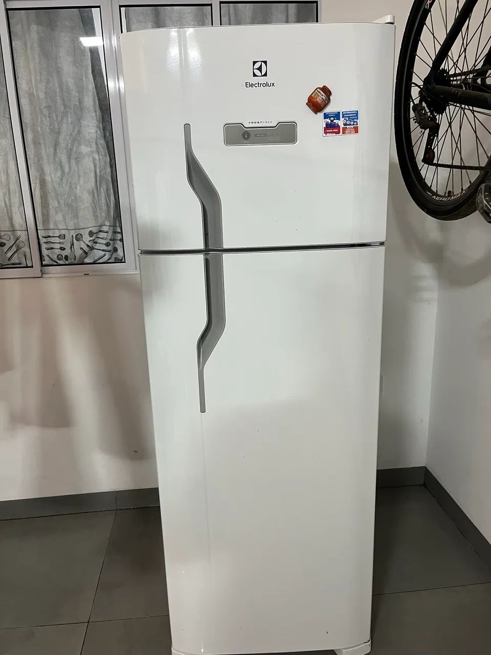 Vendo Geladeira semi nova eletrolux, duas portas front Free  - Foto 4