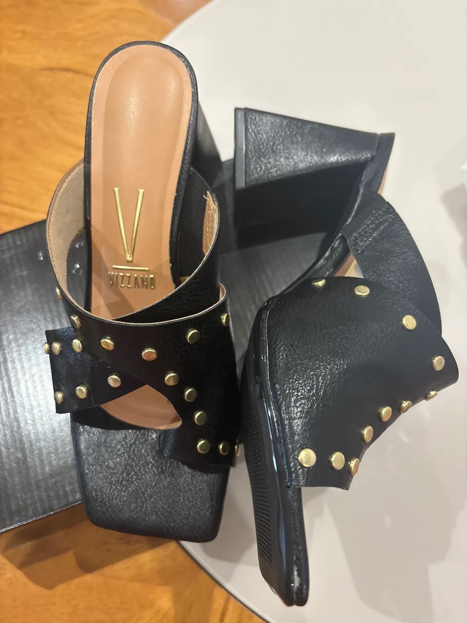 Sandália preta tachas Vizzano 36 - Foto 3